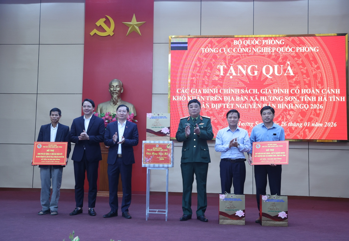 Tổng cục Công nghiệp Quốc phòng tặng quà đối tượng chính sách, hộ nghèo tại Hà Tĩnh